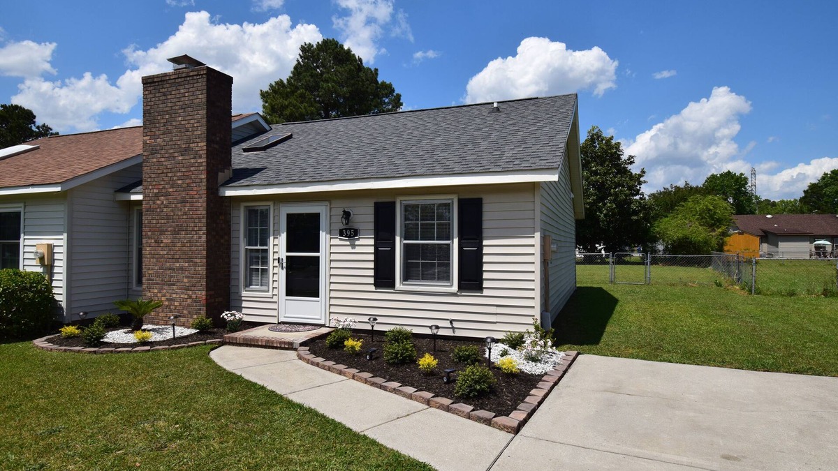 Jacksonville House | Cozy duplex Close to Base, shops, Children's Park