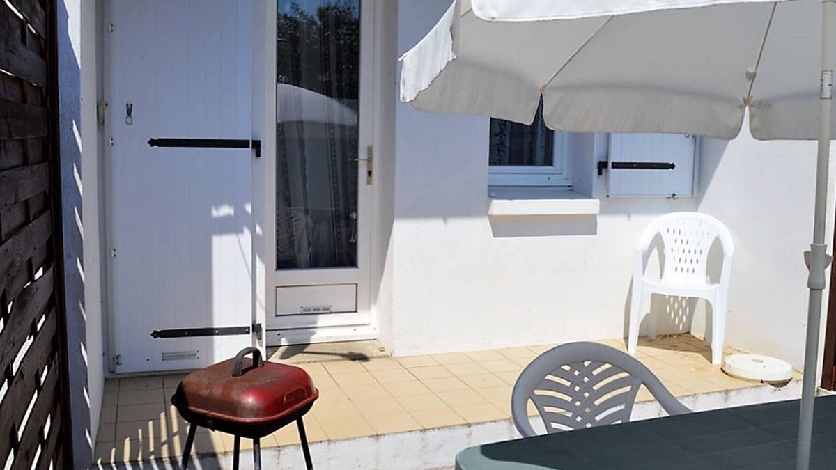La Tranche-sur-Mer House | Cozy Duplex in City Center, 800m from Beach with Terrace, BBQ, and Parking