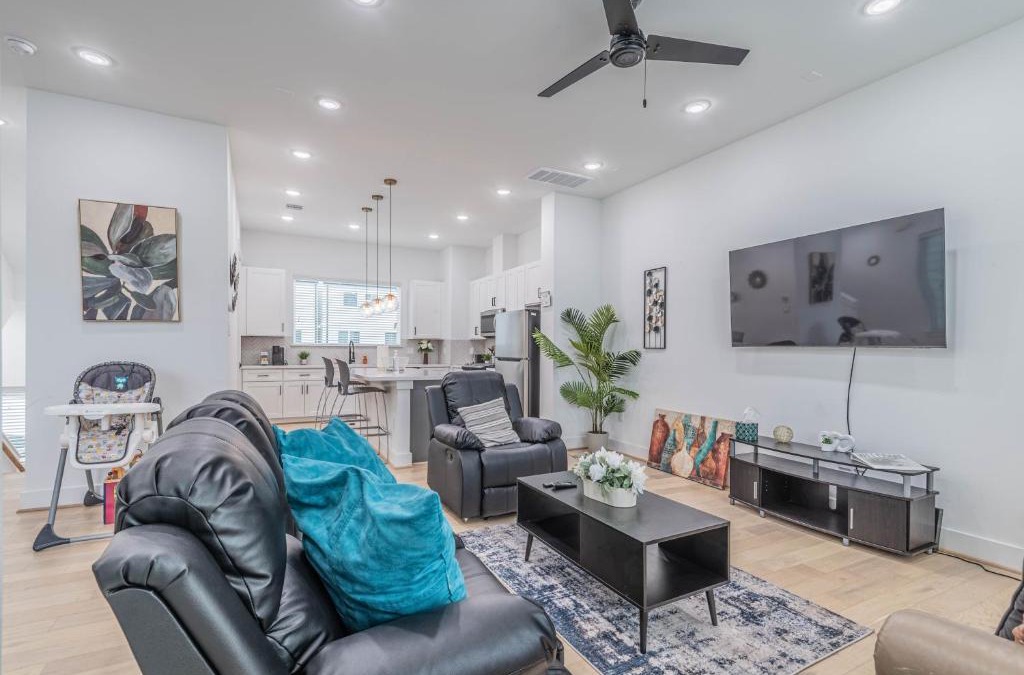 South Central Houston House | Cozy Duplex Mins to DT/MCTR, free wi-fi/Parking