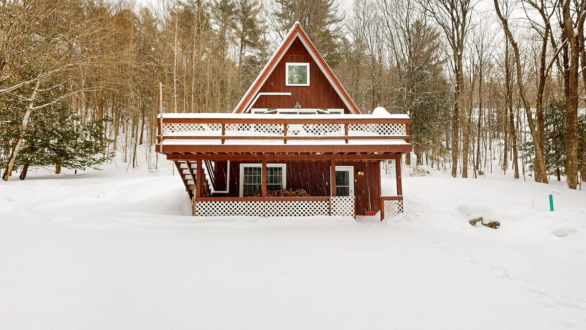 Ludlow House | Cozy duplex, upper floor w/balcony, mountain views, lake access, BBQ, fire pit