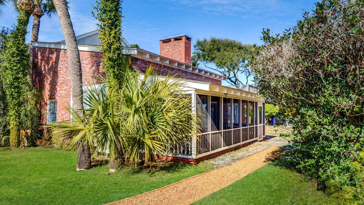 East Beach House | Cozy East Beach Cottage, Steps to Beach, Large Screened Porch & Pet Friendly!