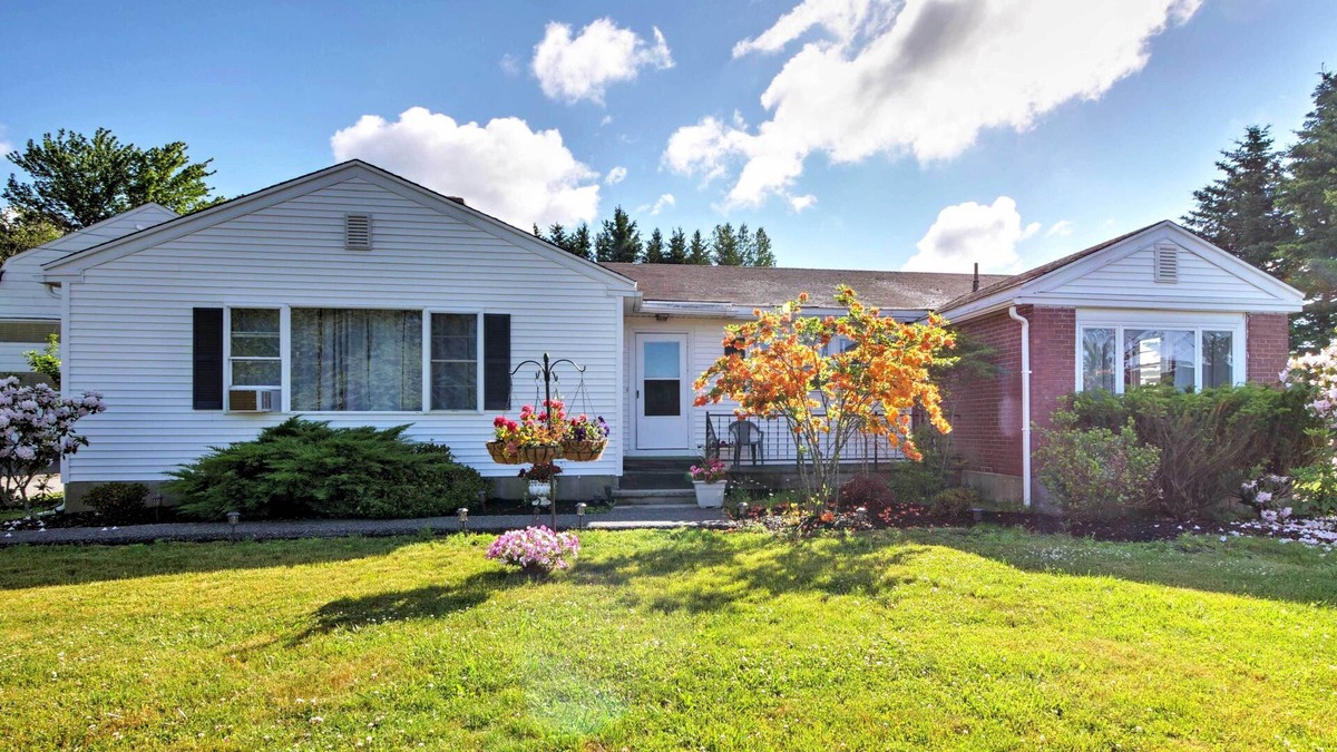 Ellsworth House | Cozy Ellsworth Home w/Yard, 15 Mi to Acadia!