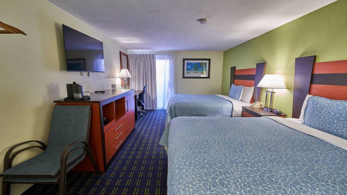 West Yarmouth Hotel | Cozy Escape w/Indoor Pool, Playground, & Complimentary Breakfast for Families