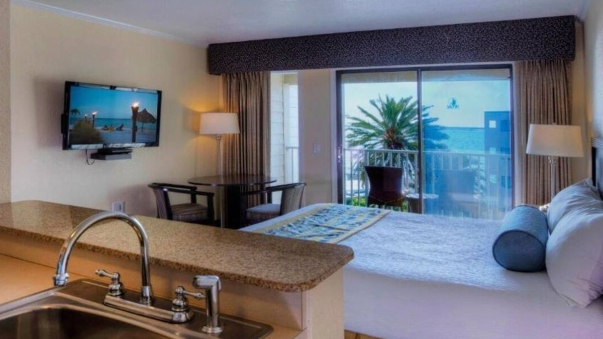 Rocky Point Hotel | Cozy Escape w/Kitchen, Bay View! Pool, Free Parking Near MOSI Science Museum!