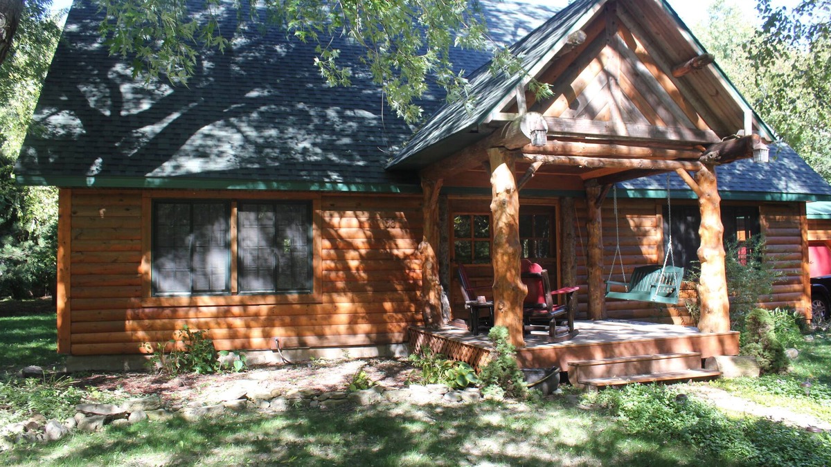 Williams Bay Cabin | Cozy, Family Friendly Log Cabin Close To Everything!