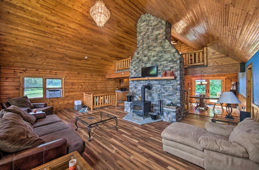 Pine Grove House | Cozy Family-Friendly Pine Grove Cabin with Fire Pit!