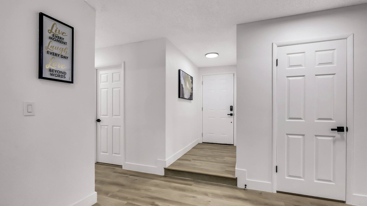 Chinatown House | Cozy Family Home w/ Game Room and Swimming Pool ! 10 Minutes away from the Strip