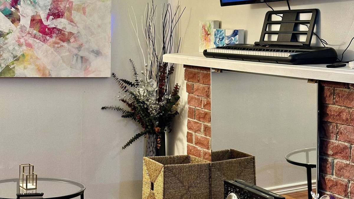 Mississauga Valleys Apartment | Cozy Family Space