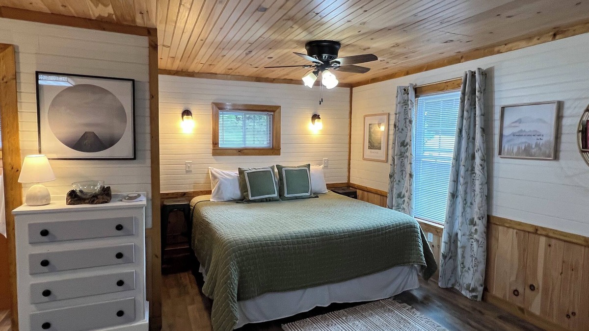 Rosman Cabin | Cozy Farm Cabin🍁 FirePit Waterfall Near Blue Ridge Parkway🍁Brevard🍁Pisgah🍁Gorges