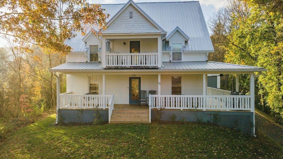 Weaverville House | Cozy Farmhouse - 10 min to AVL!