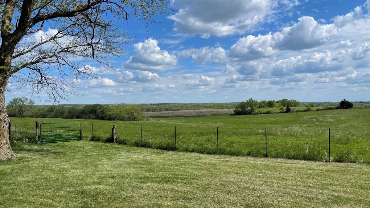 Hatfield Other | Cozy Farmhouse Retreat: Birdwatch & Stargaze 2hrs from KC & DSM