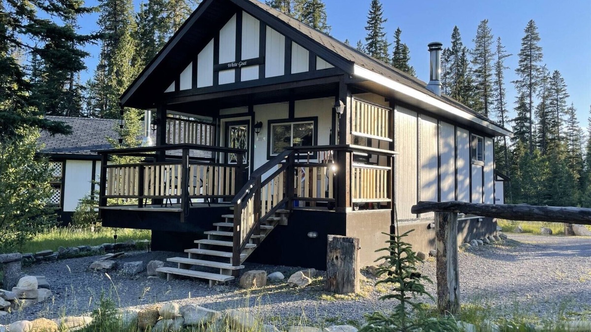 Nordegg House | Cozy Fireside Cottage - White Goat