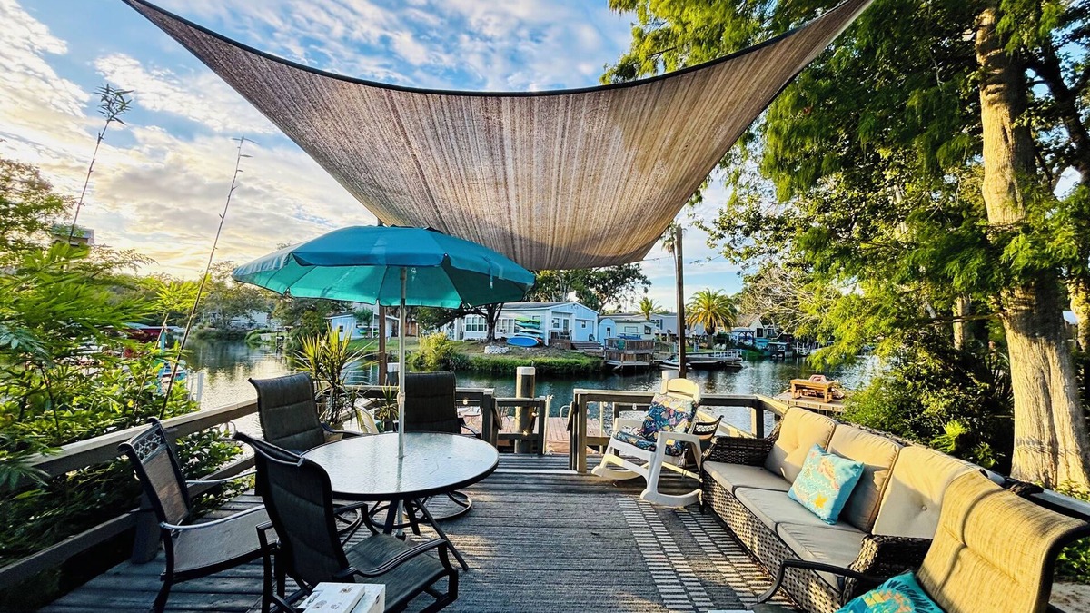 Weeki Wachee Gardens House | Cozy Florida Vibe-Weeki Wachee Waterfront Home- Early & Late Ck-in & out!