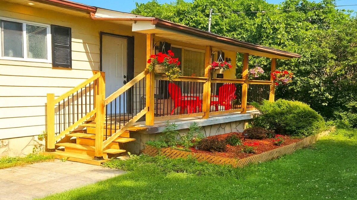 Jacksons Point Cottage | Cozy Fountain Cottage