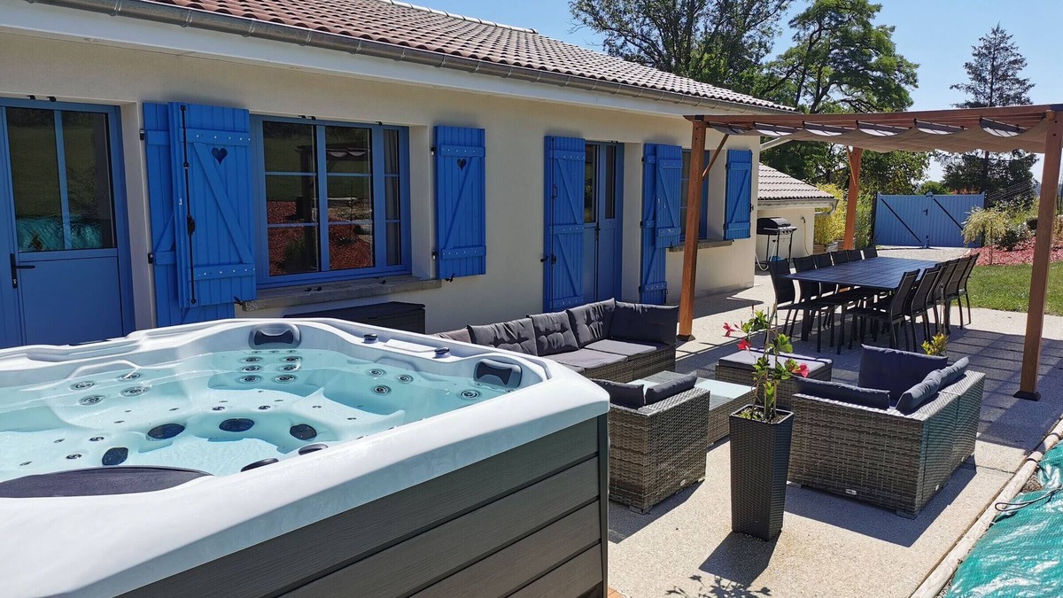 Colombey-les-deux-Eglises Cottage | Cozy Retreat with Outdoor Spa, Petanque, Spacious Garden, and Champagne Vineyard Nearby