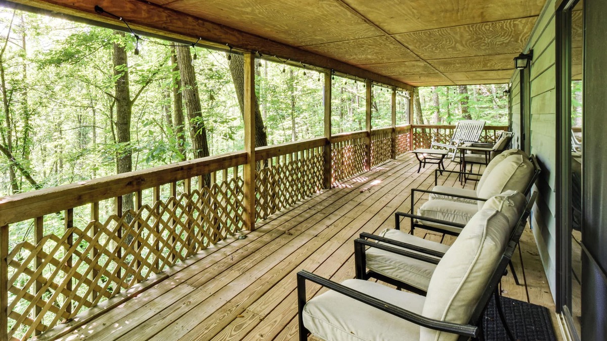 Franklin House | Cozy Franklin Retreat w/Deck - 5 Mi to Downtown!