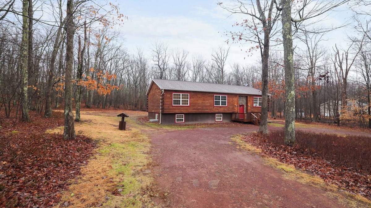 Hickory Hills Cabin | Cozy Freeland Retreat- Firepit, Pool Table, Hot Tub