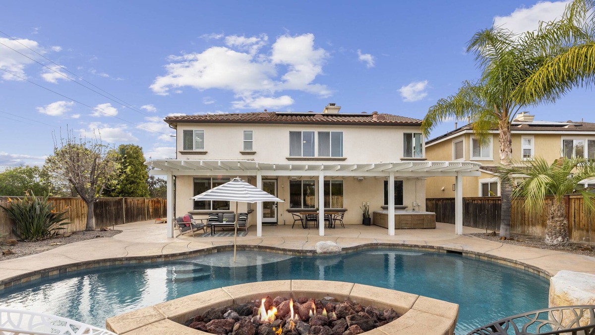 Temecula House | Cozy, fun home full of activities! 6 Min from Wineries ⭐️ Pool & Jacuzzi 🌴!