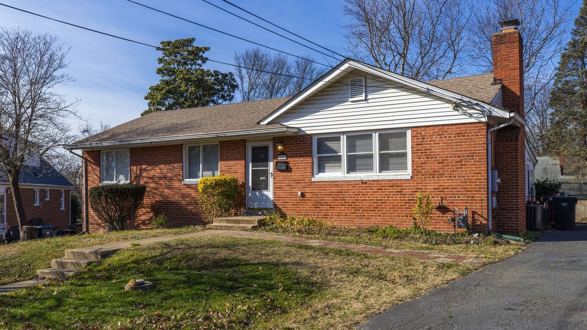 Seminary Hill Apartment | Cozy Furnished Home in Alexandria with Backyard Patio - Upstairs Unit Only