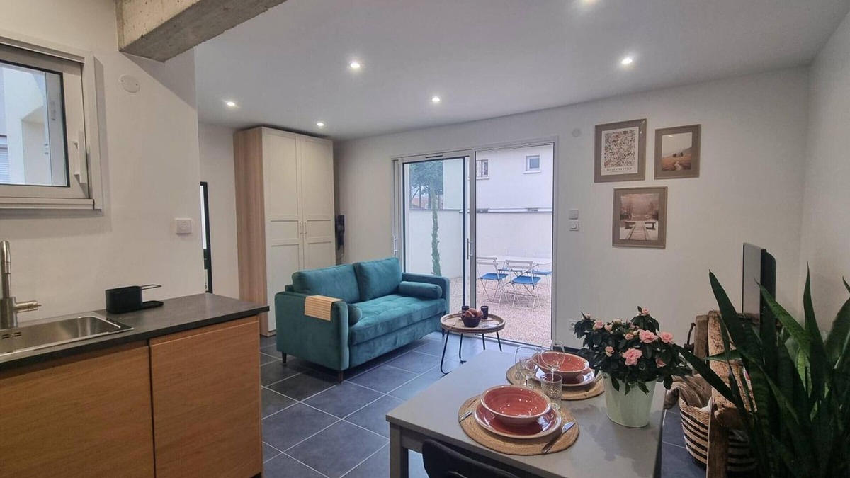 Montrond-les-Bains Cottage | Cozy gîte in Montrond-les-Bains, modern kitchen, garden