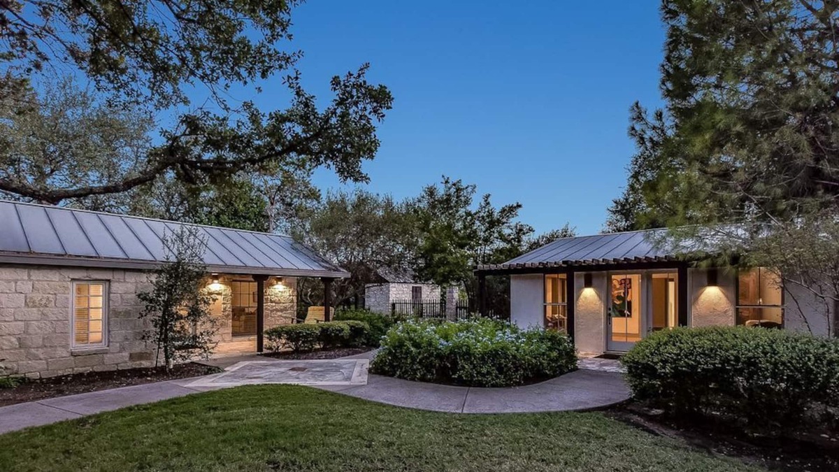 Hennig Heights House | Cozy Garden House on a 7-Acre Private Estate