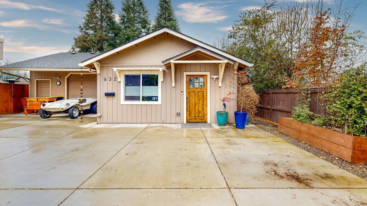 Central Point Cottage | Cozy Gated Cottage near Local Adventures - Full Kitchen, WiFi & Washer/Dryer