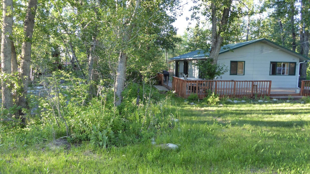 Red Lodge Cabin | Cozy Getaway in Town! Enjoy Rock Creek Flowing Just Steps from Wrap Round Deck