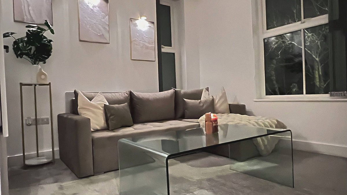 Trafford Apartment | Cozy Getaway Minutes From Old Trafford, Trafford Centre & Other top Attractions!
