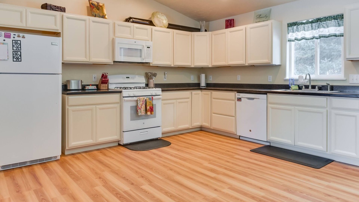 Homer House | Cozy Getaway w/Porch - 4 Mi to Downtown Homer!