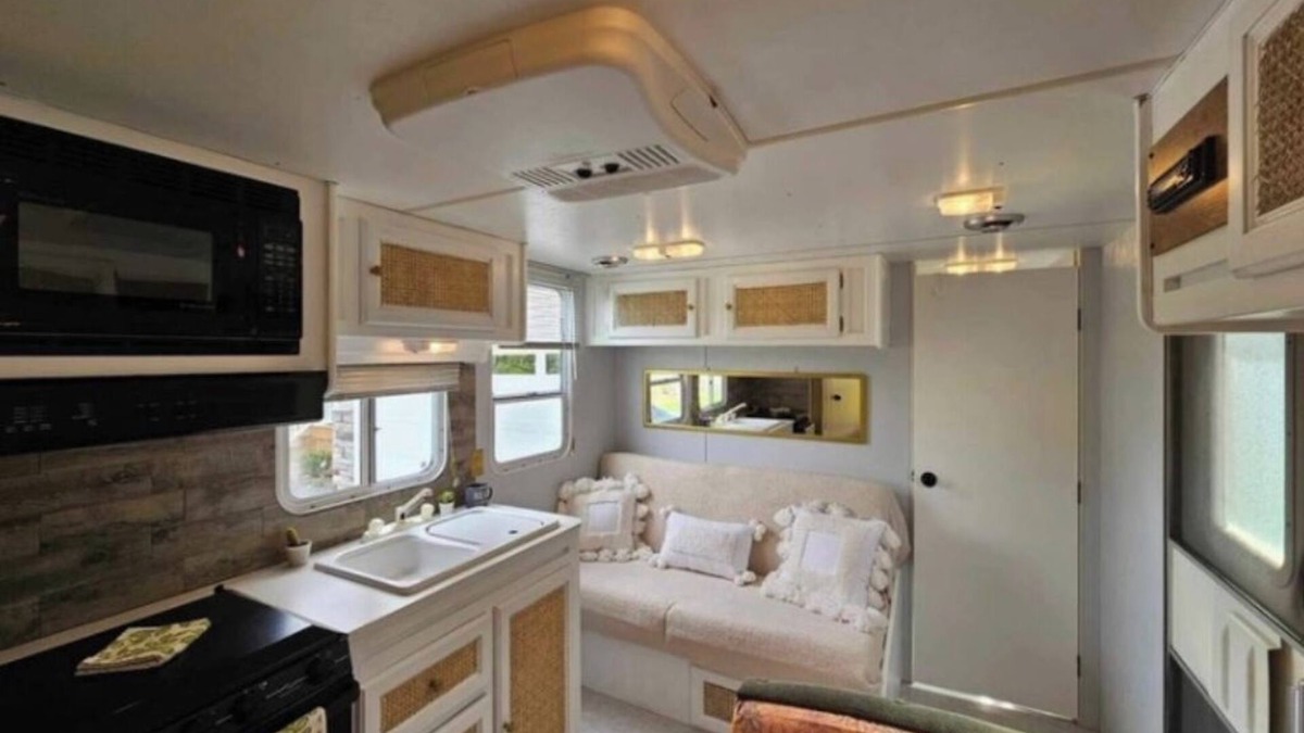 Lucasville House | Cozy Glamping Guesthouse with private yard, patio, firepit.