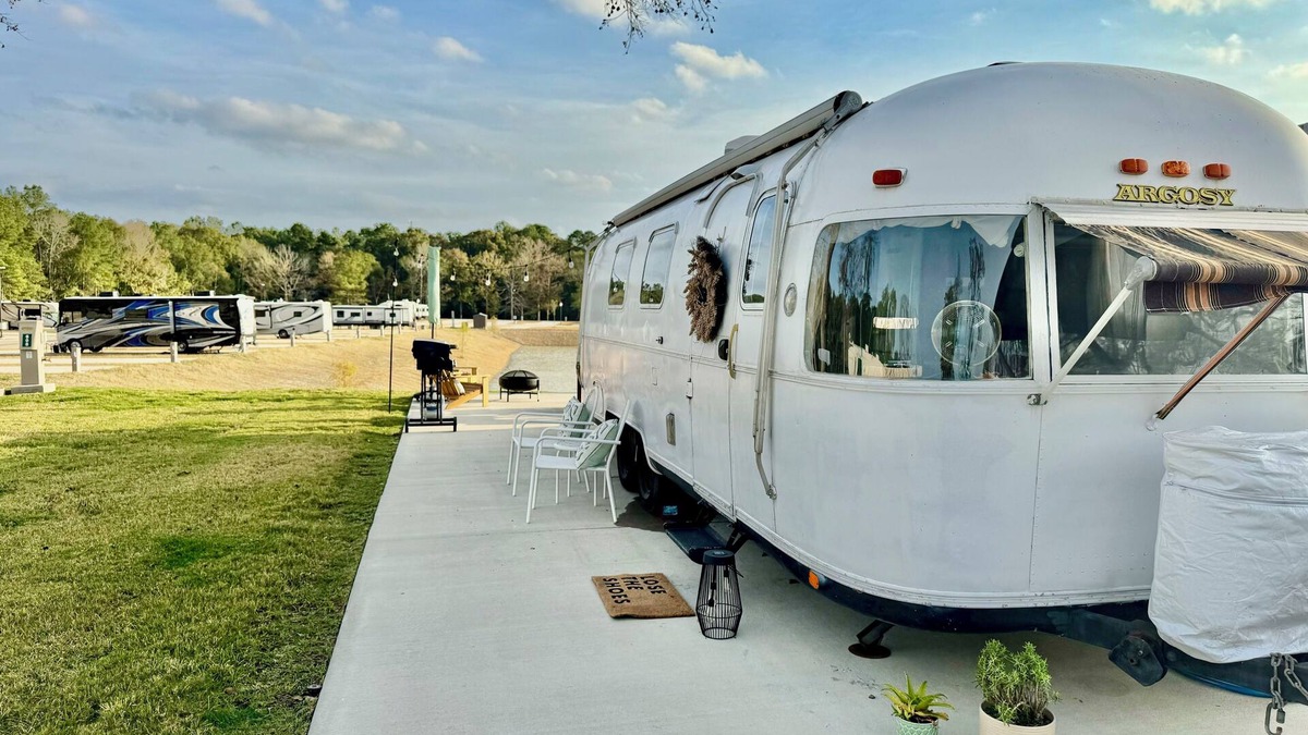 Willis RV Rental | Cozy Glamping in Willis, TX. Pet Friendly