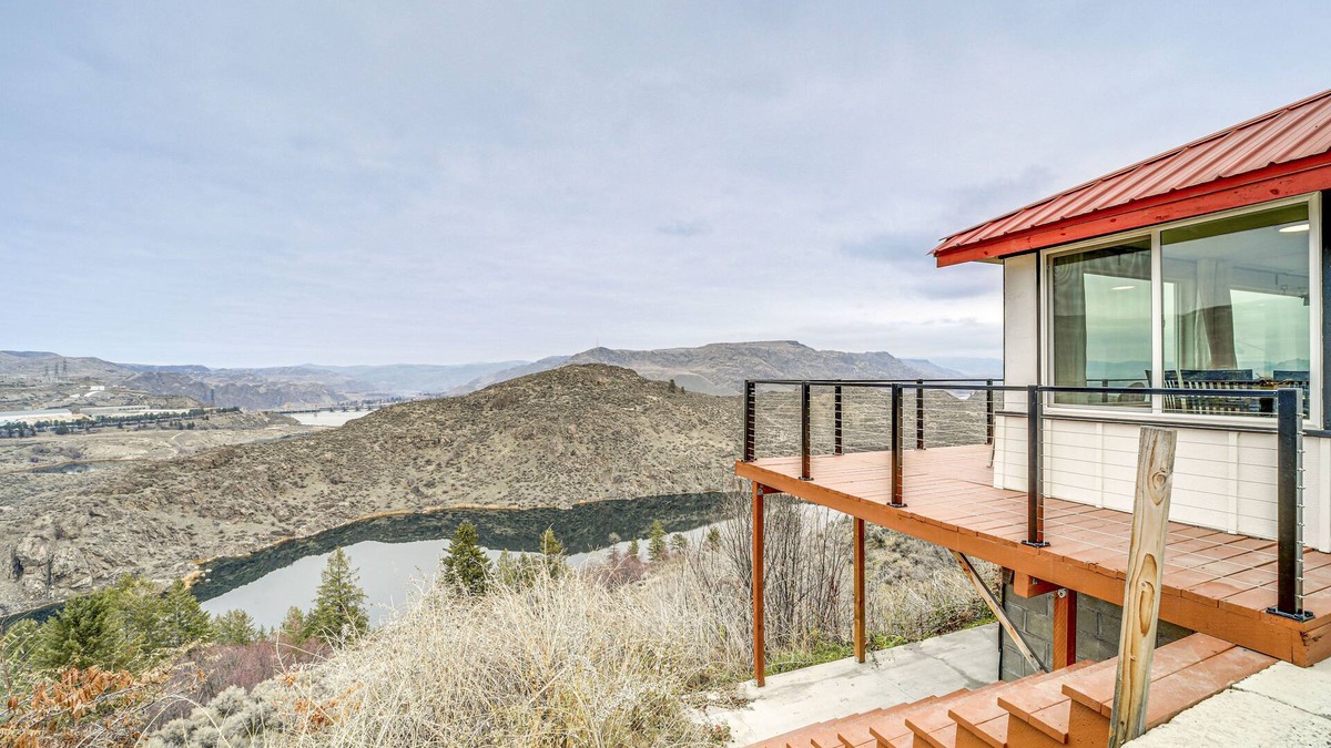 Grand Coulee House | Cozy Grand Coulee Home w/Deck & Views!