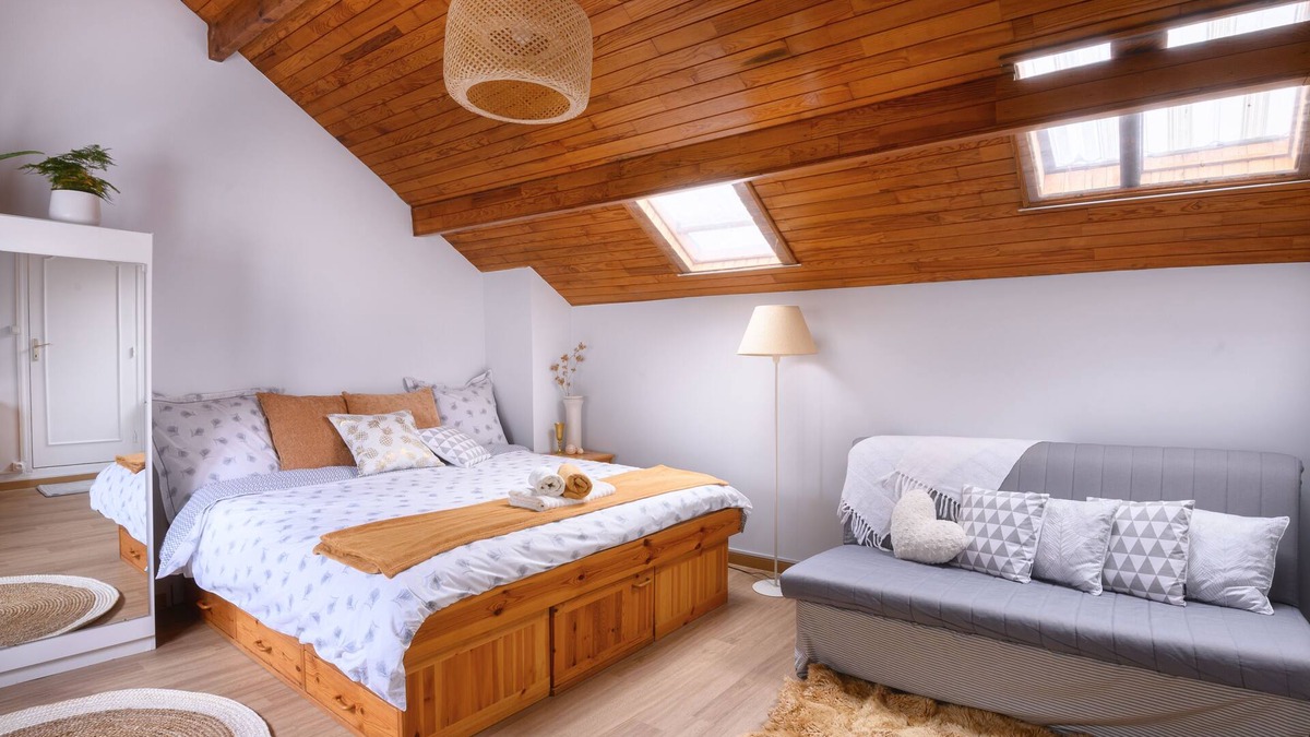 Romainville Bed & Breakfast | Cozy Grande Chambre Parisienne