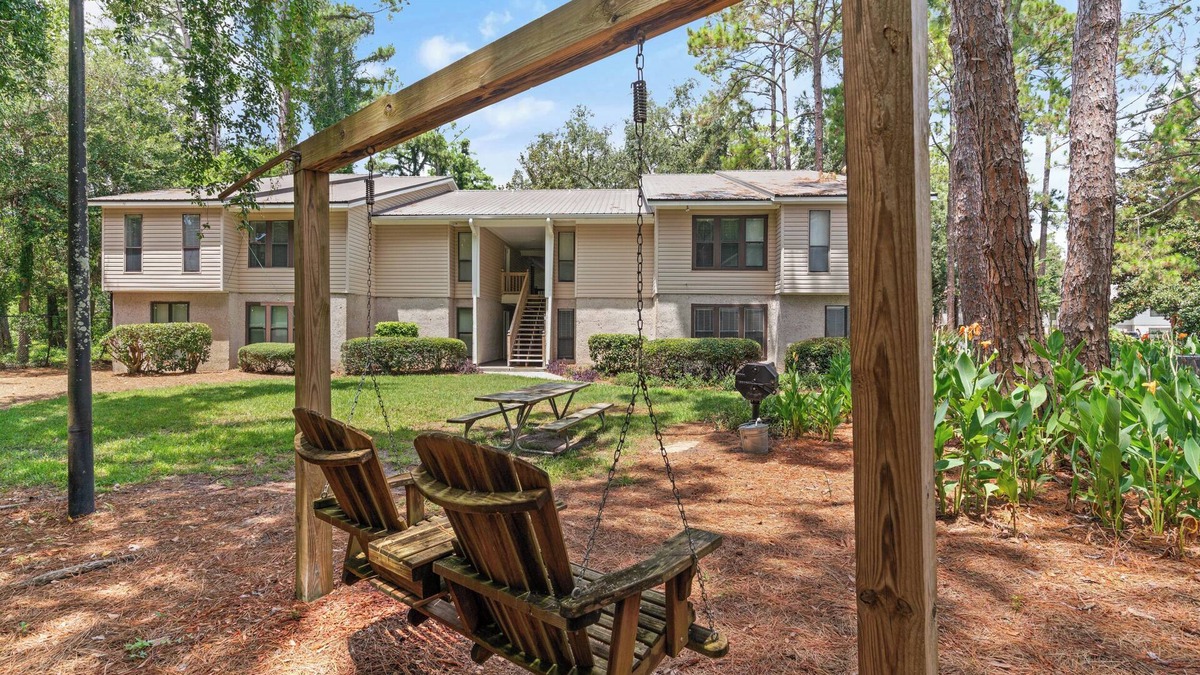 Saint Simons Heights Condo | Cozy Ground Floor Condo, gated w/pool, fitness, tennis, 2 bikes/Pet-Friendly!