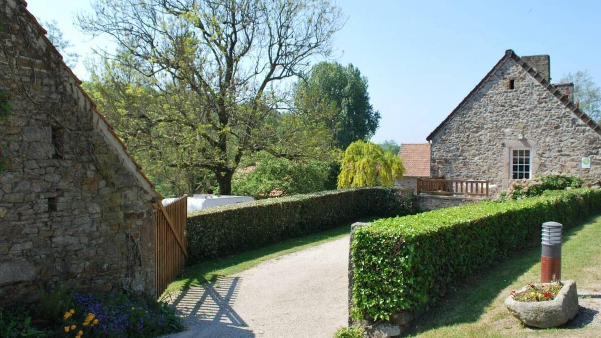 Vasteville Cottage | Cozy Ground-Floor Cottage, Private Garden, WiFi, Near Sea, 4 Guests, Parking, BBQ