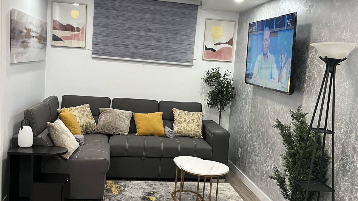 Leduc House | Cozy Guest Suite in Leduc AB|11 mins to YEG Airport|Netflix| Cable| Free Parking