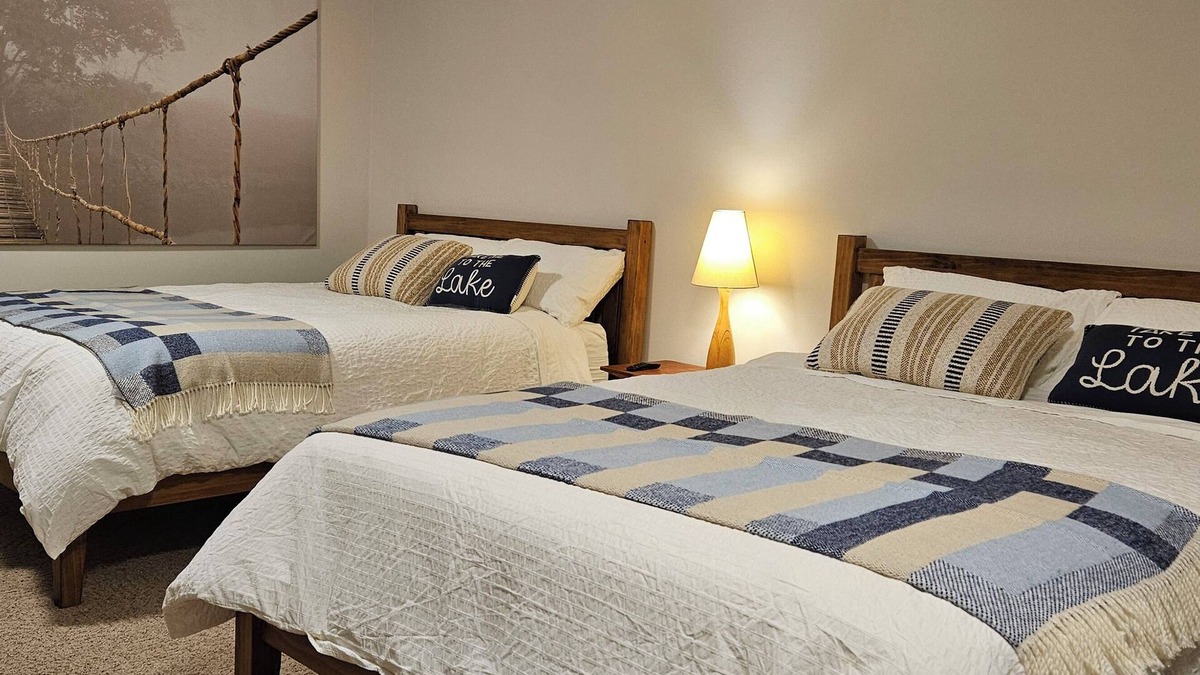 Mara House | Cozy Guest Suite with Stunning Lake Views & Private Hot Tub