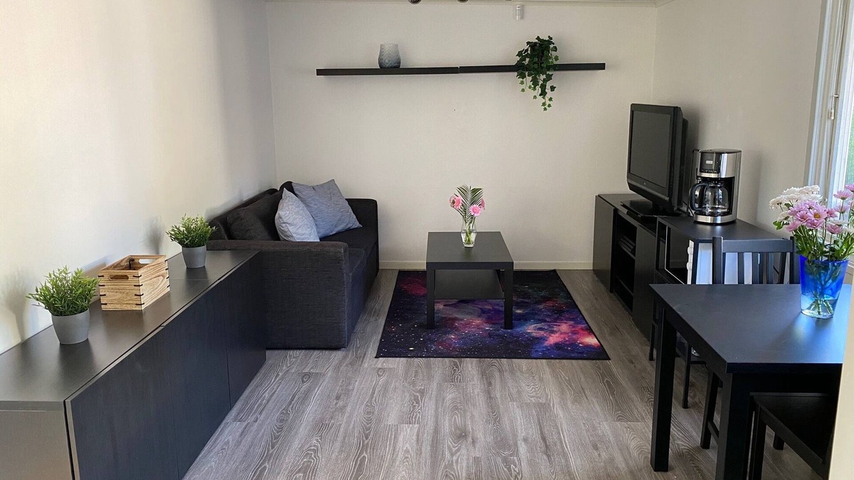 Vasteras Municipality House | Cozy guesthouse with room for 1-4 guests, pets allowed!