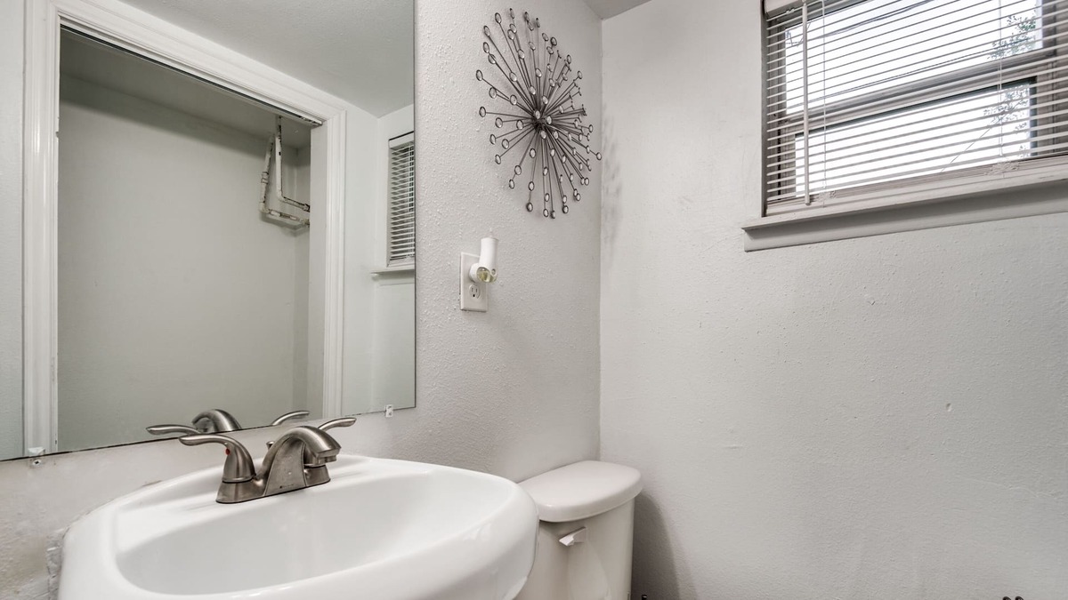 Pleasantville Area House | Cozy Guesthouse- 10 min from Downtown Houston!