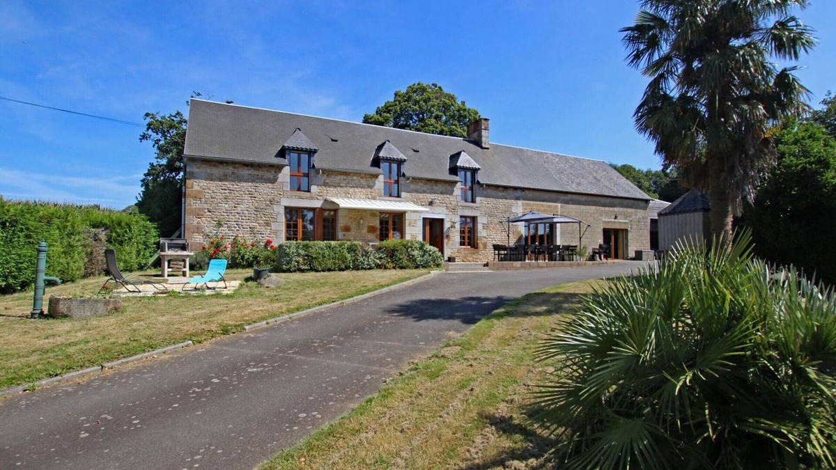 Saint-Brice-de-Landelles Cottage | Cozy house with garden and spa near Mont St-Michel
