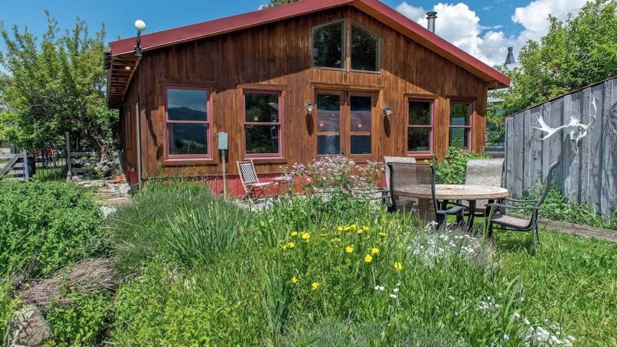 Victor Cabin | Cozy Handcrafted Cabin in Downtown Victor