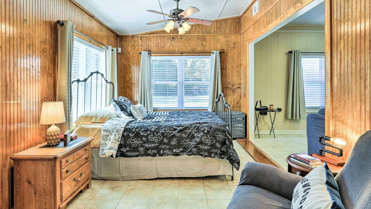 Hawkinsville Apartment | Cozy Hawkinsville Studio on Operating Farm!