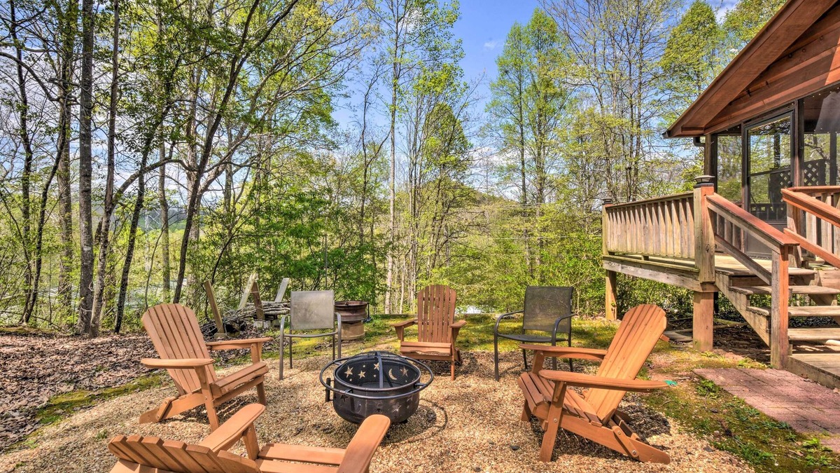 Hiawassee Cabin | Cozy Hiawassee Cabin w/Fire Pit & Mtn Views!