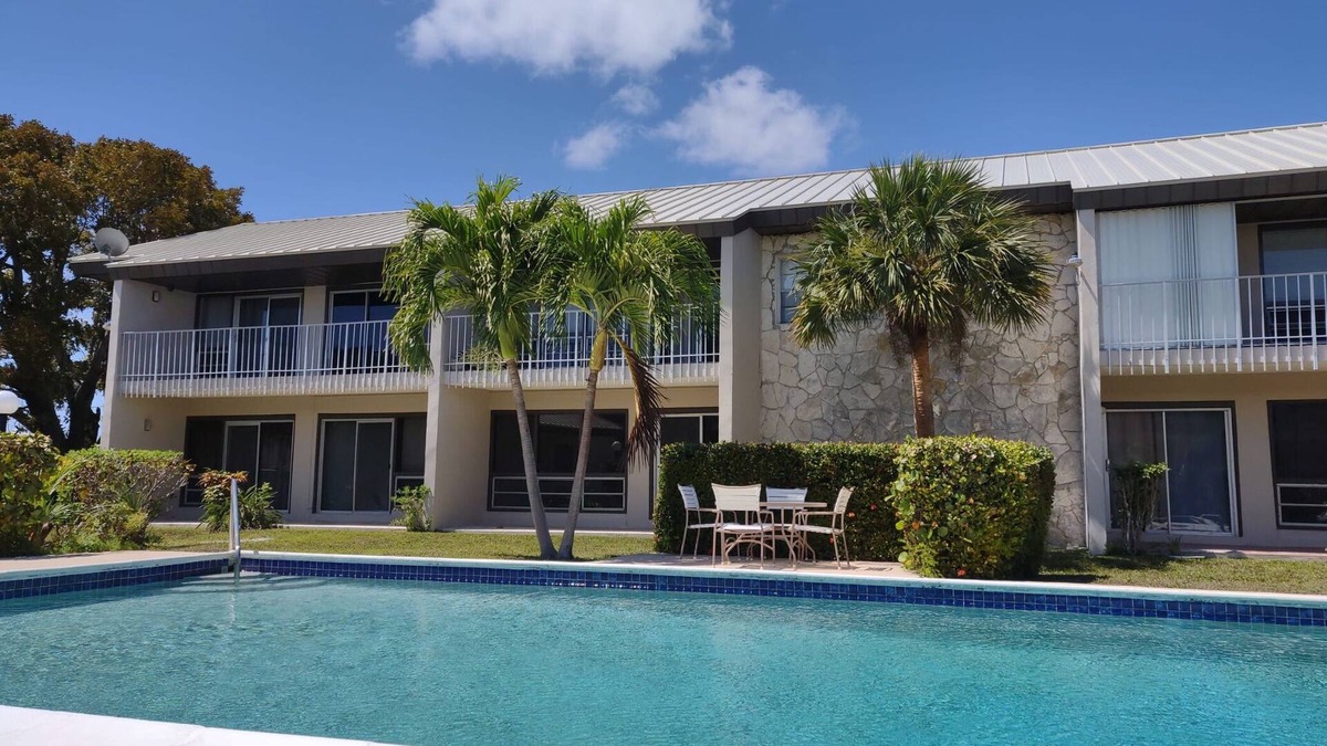 Bahamia West Condo | Cozy Hideaway — 10min walk to the best beach in Freeport Bahamas!
