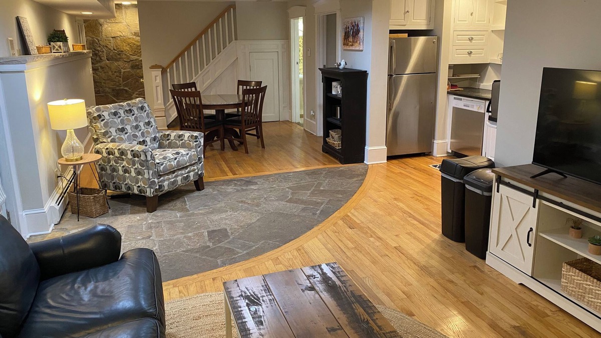 Rotterdam Junction Apartment | Cozy Hideaway! private apartment, minutes to downtown Saratoga Springs.