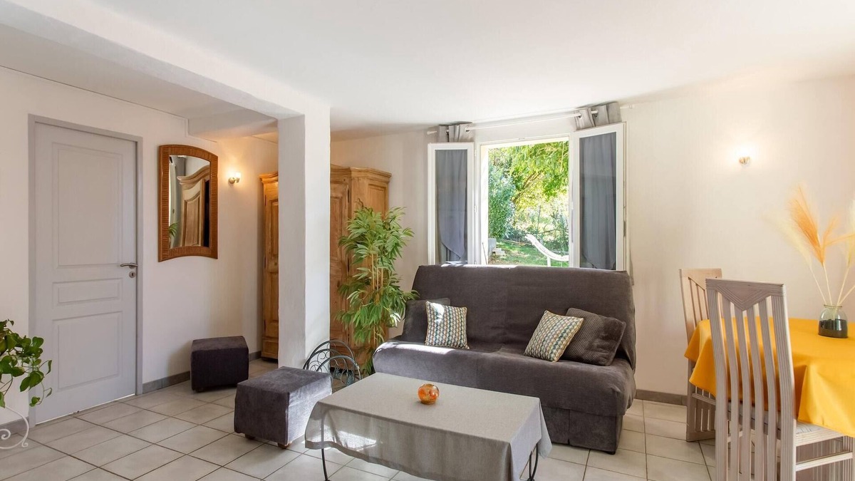 Berre-des-Alpes House | Cozy Hillside Escape in Berre