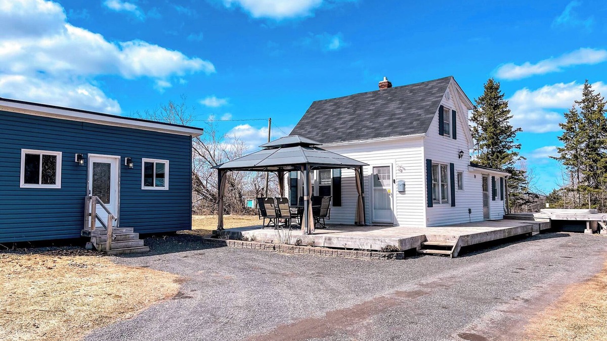 Points East House | Cozy Hilltop Retreat w/Hot Tub, Firepit & Deck. Pet-Friendly!
