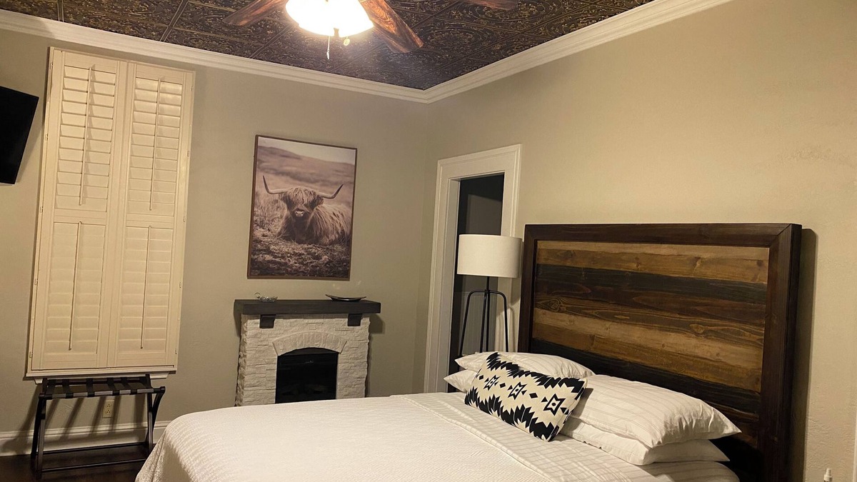 Sulphur Springs House | Cozy Historic Carriage apt. Steps from dining /boutiques/entertainment!