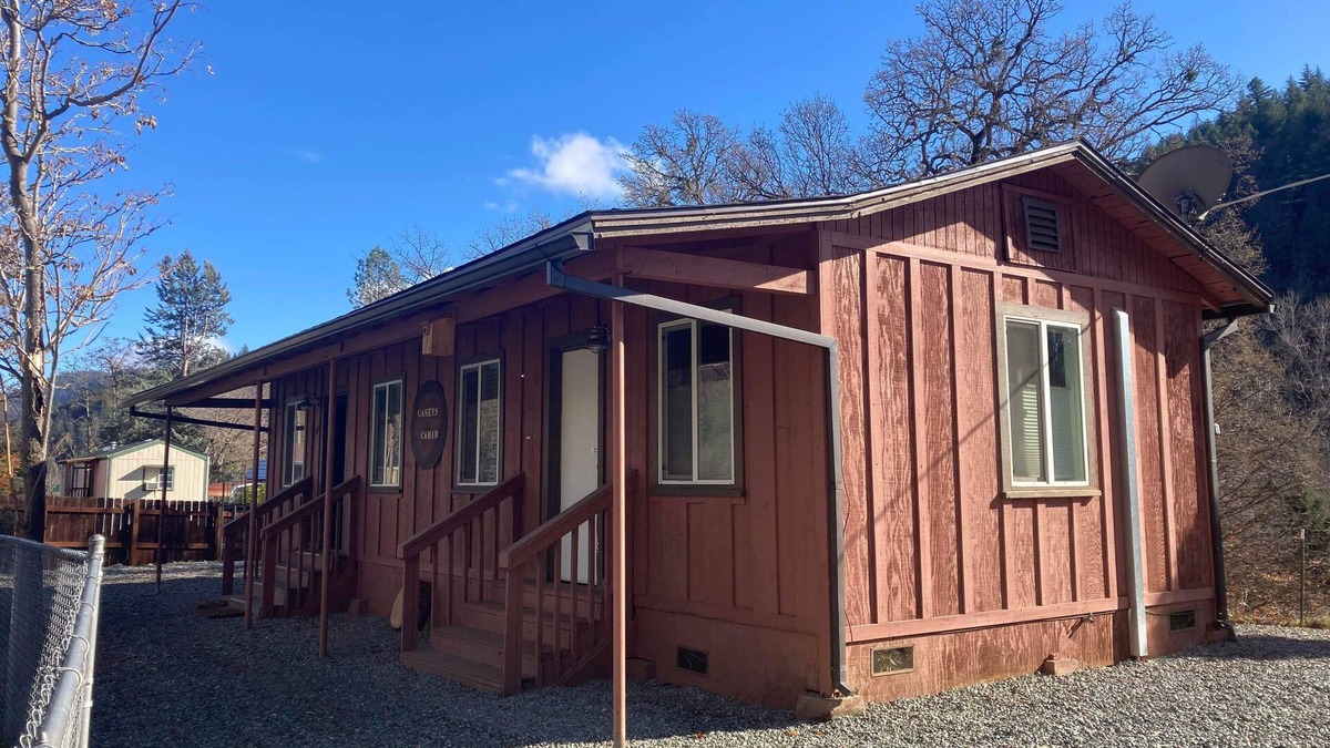 Douglas City House | Cozy historic Mining Cabin in Douglas City close to the Trinity River