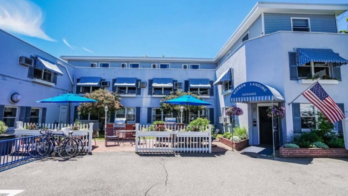 Vineyard Haven Resort | Cozy History ResortnLocated in the center of the city